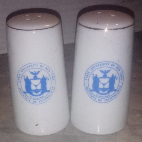 Salt and pepper shakers - Picture 1 of 3
